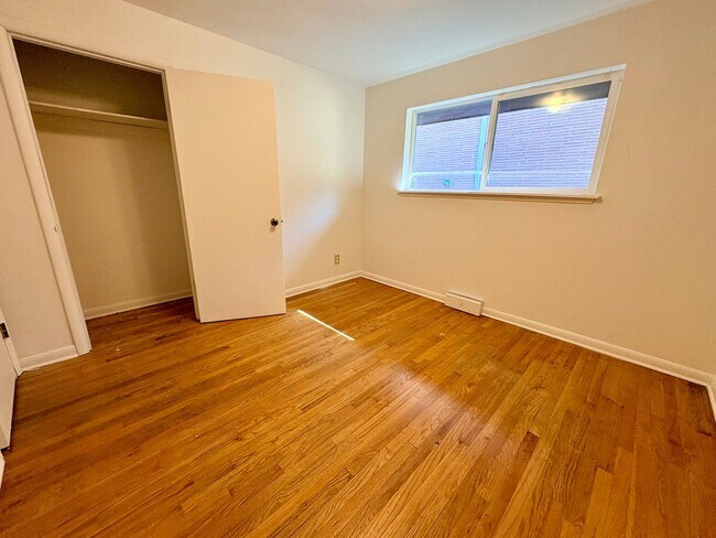 Building Photo - 5 Bed/1.5 Bath Beacon Hill Home with Gorgeous Views!