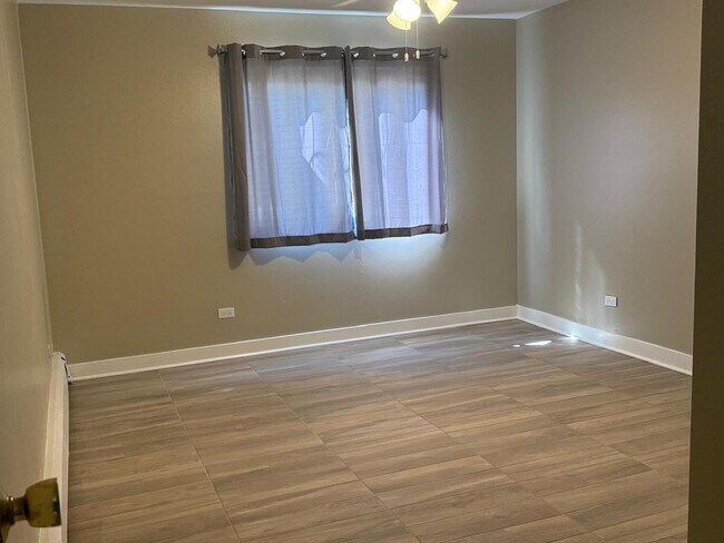 Building Photo - 9S025 Lake Dr