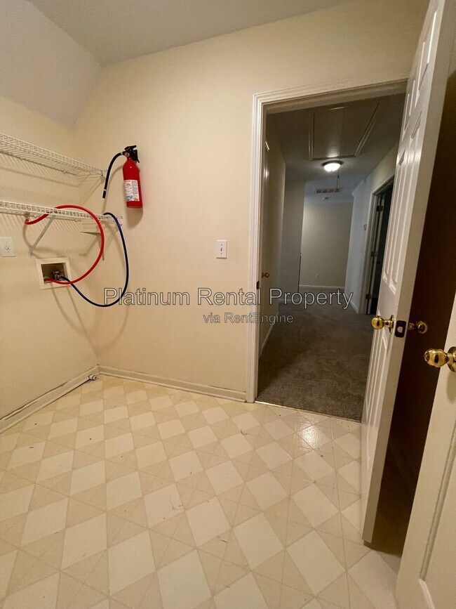 Building Photo - 7115 Red Fox Ln