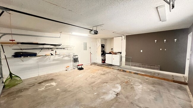 Building Photo - Beautiful 4 Bedroom 2 Bath Home!