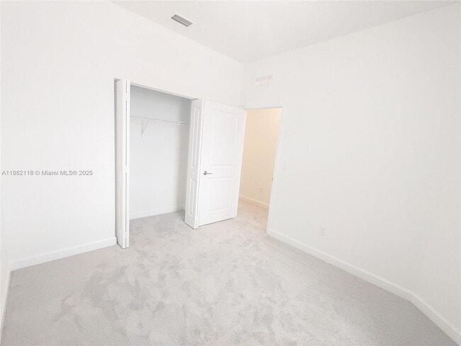 Building Photo - 390 SE Crossoak Ln