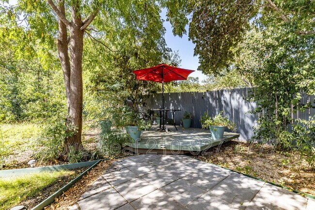 Building Photo - 210 Harwood Dr