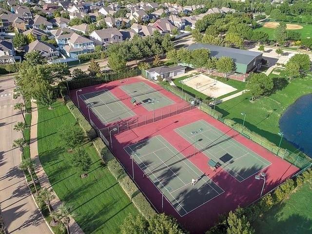 Building Photo - 1400 Chestnut Dr