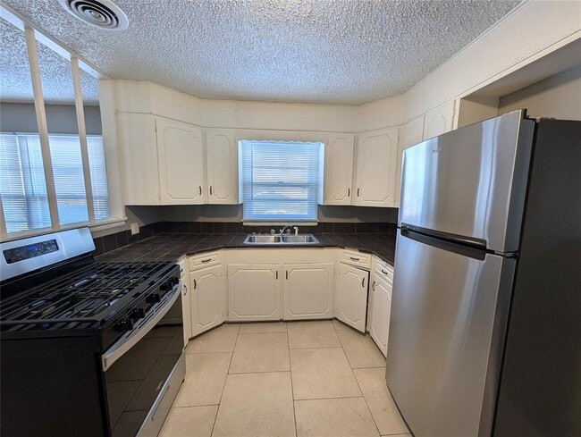 Building Photo - 2800 NE 17th St