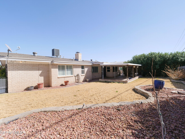 Building Photo - 1305 Vista De Oro Dr