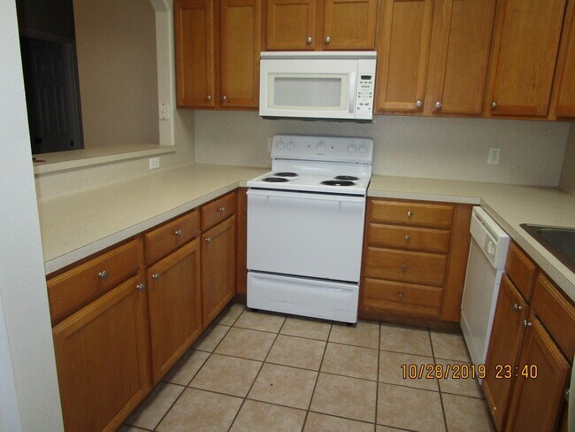 Building Photo - College Station - Spacious 3 bedroom/ 3 bath duplex off Graham Rd