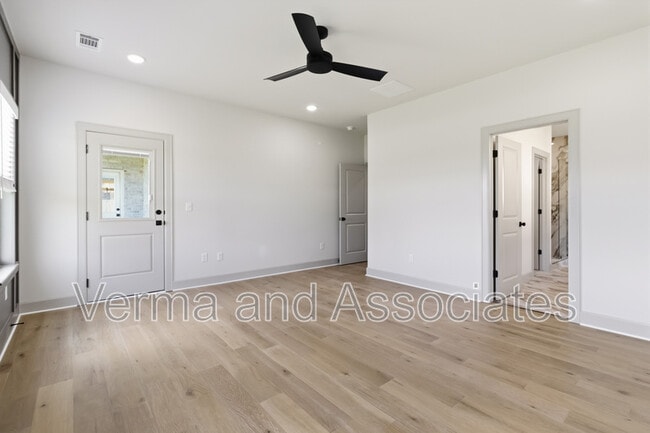 Building Photo - 970 Trestle Ln