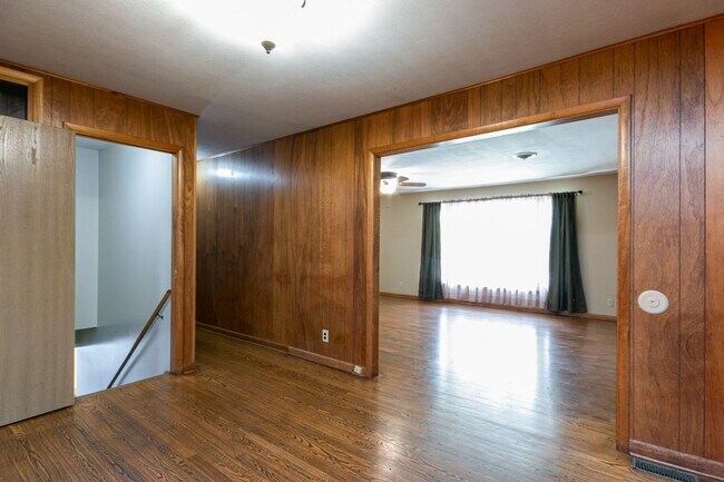 Building Photo - #6 Bedroom House with Awesome Yard Plus Ga...