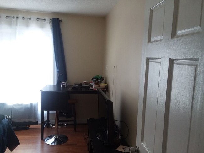 Building Photo - 612