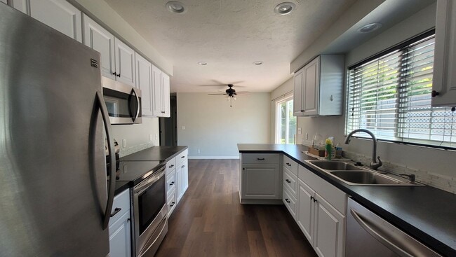 Building Photo - Family Home in Desirable Neighborhood!