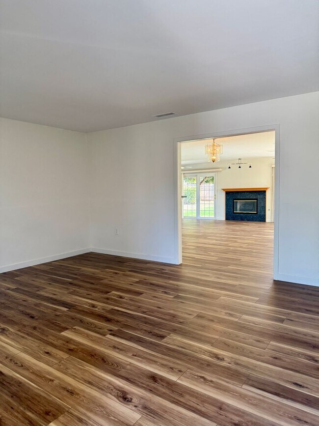 Building Photo - Four Bedroom Three Bath House Move in Credit $250