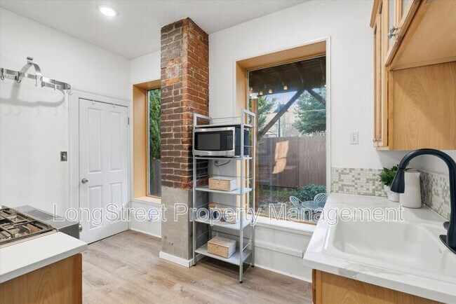 Building Photo - 2338 NW Hoyt St