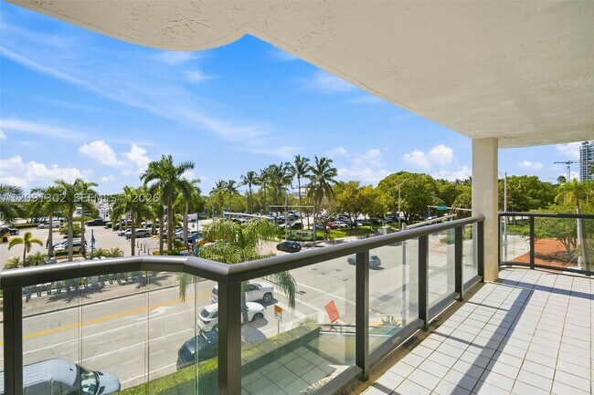 Building Photo - 2575 S Bayshore Dr