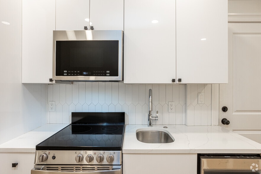 2BR, 1BA - 606SF - Kitchen - 15 Bartlett Pl