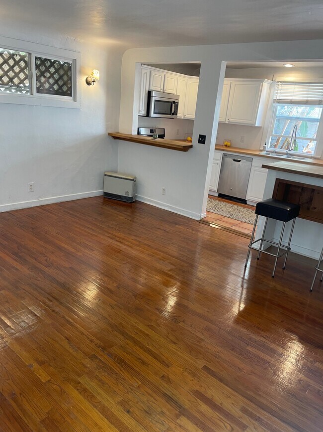 Kitchen with dining bar area overlooking private yard - 6107 Saturn St