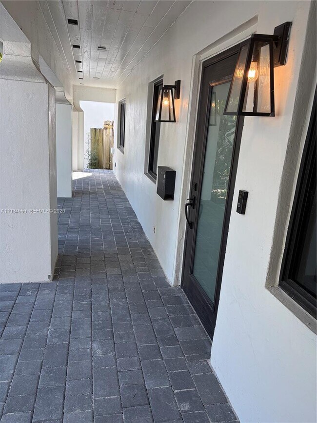 Building Photo - 920 W 47th Ct