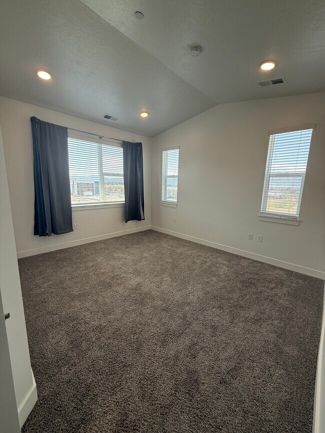 Building Photo - 471 W 15 S