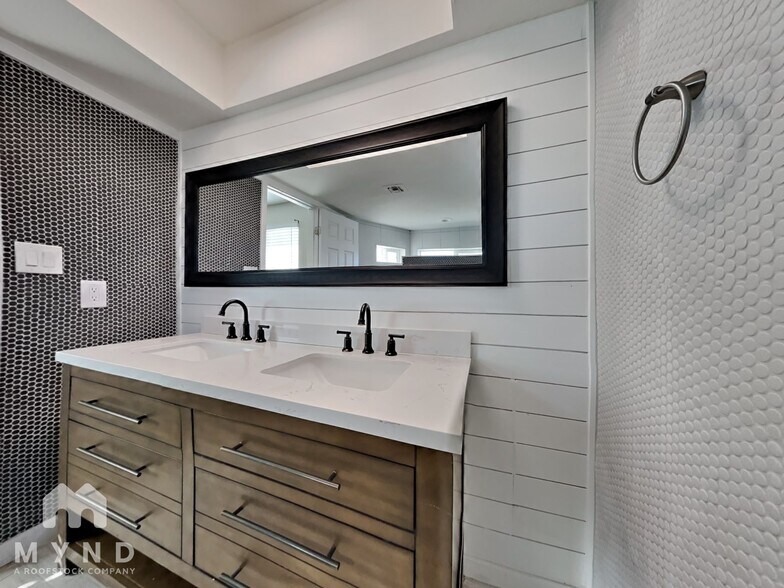 Building Photo - 227 W Kerry Ln