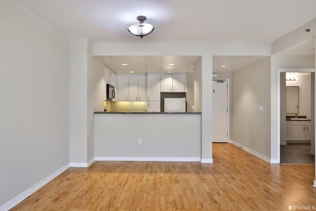 Building Photo - 260 King St