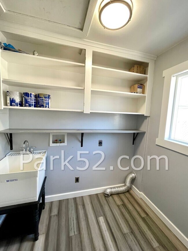 Building Photo - 4 Bedroom Single Family Home