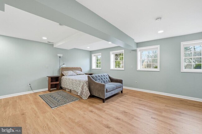 Building Photo - 9420 Lakeside Dr