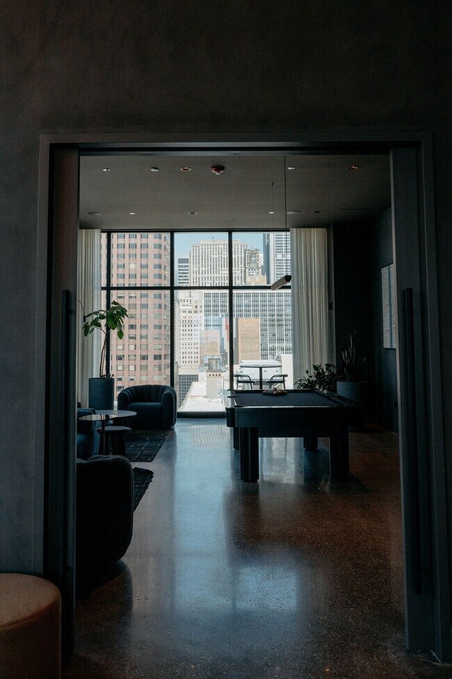 Building Photo - 633 S LaSalle St