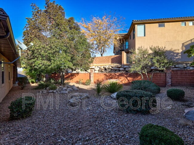 Building Photo - 621 Rolling Hills Dr