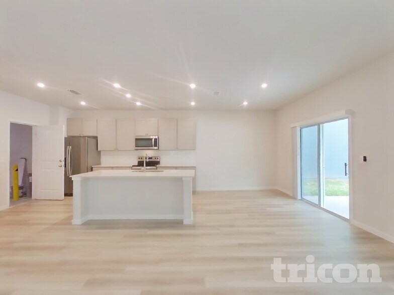 Building Photo - 14918 Macadamia Ln