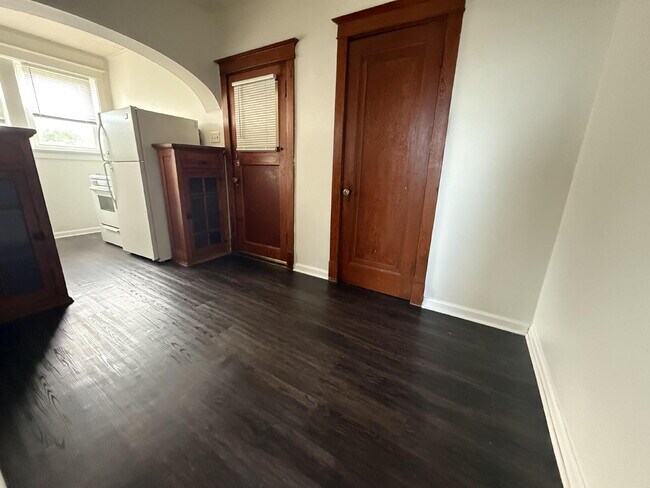 Building Photo - Large 1 Bed unit close to parks, great architecture and very walkable