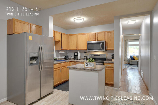 Building Photo - Updated 3 bed, 1 bath Apartment - With on-...