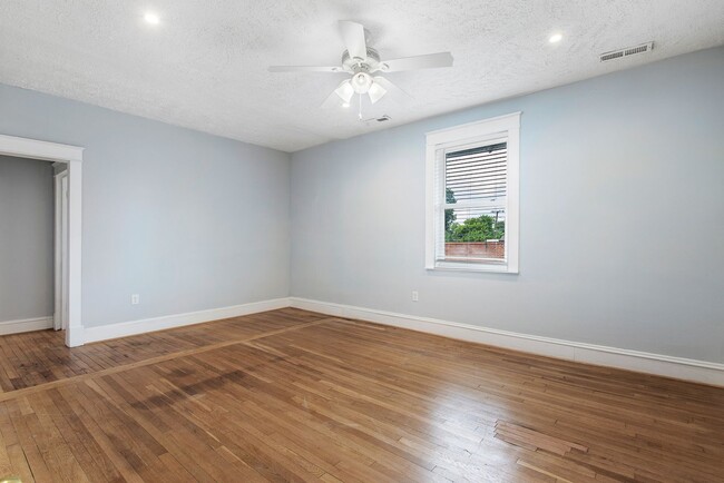 Building Photo - Stylish and Spacious: Renovated 5-Bedroom ...