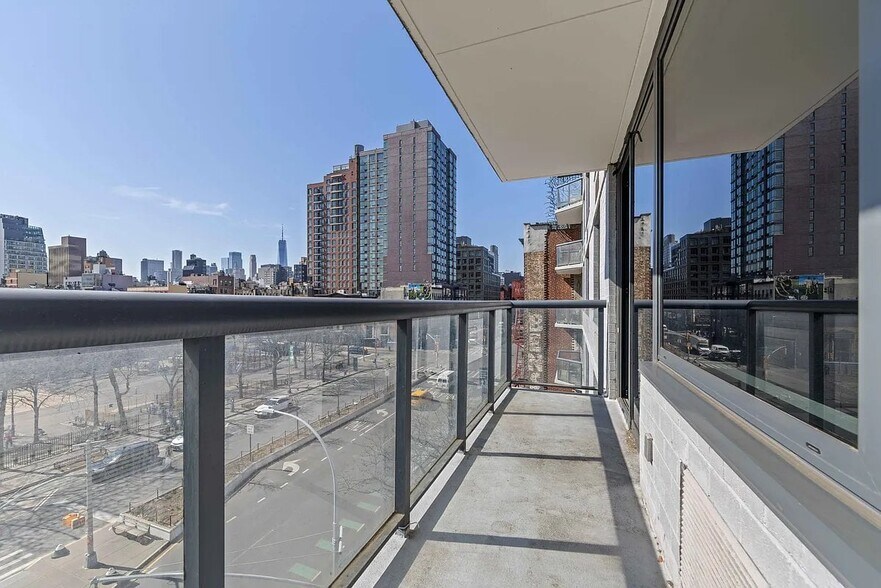 Building Photo - 250 E Houston St