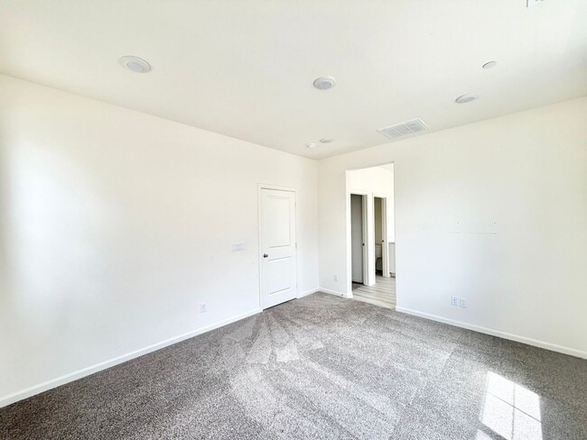 Building Photo - Iris Park Gem | 4 Bedrooms, Loft, and Modern Upgrades Throughout