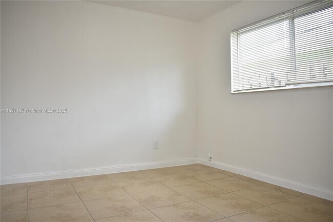 Building Photo - 932 Moffett St