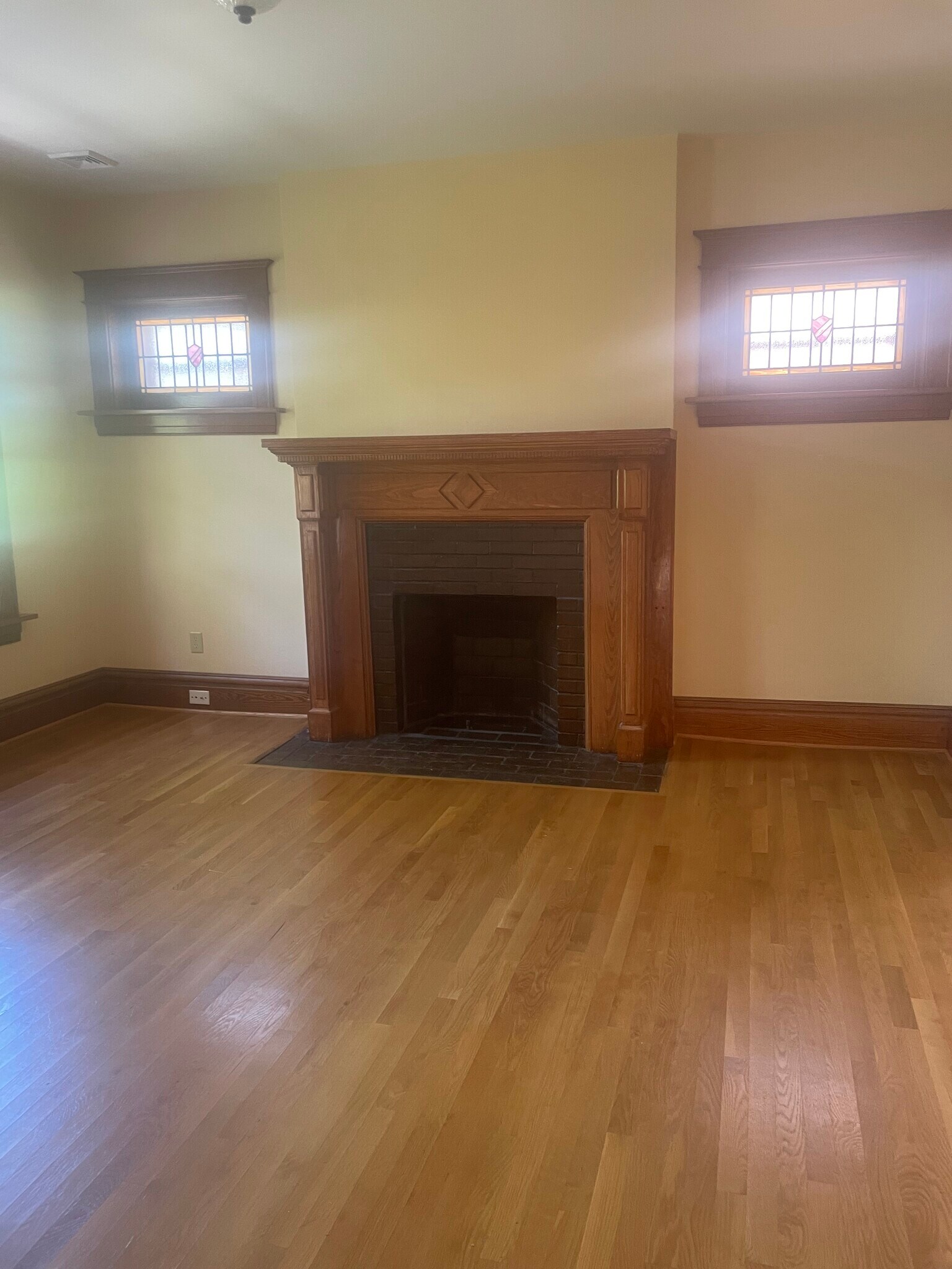 Living Room (pic1) - 6042 Pershing Ave