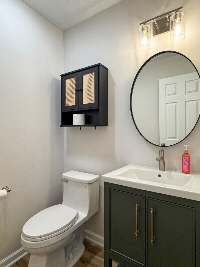 Building Photo - Completely Renovated Duplex with Garage Available For Rent