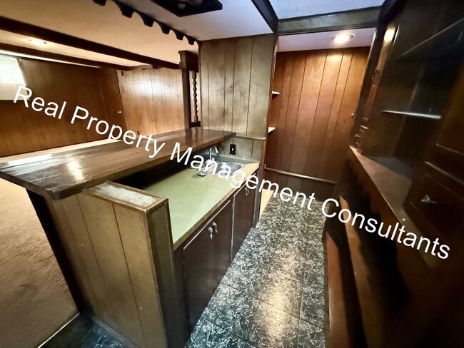 Building Photo - 3 bed 2.5 bath Private Oasis