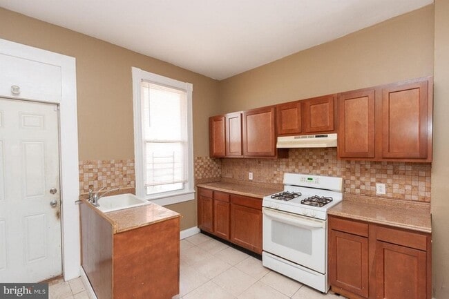 Building Photo - 3 Bedroom House