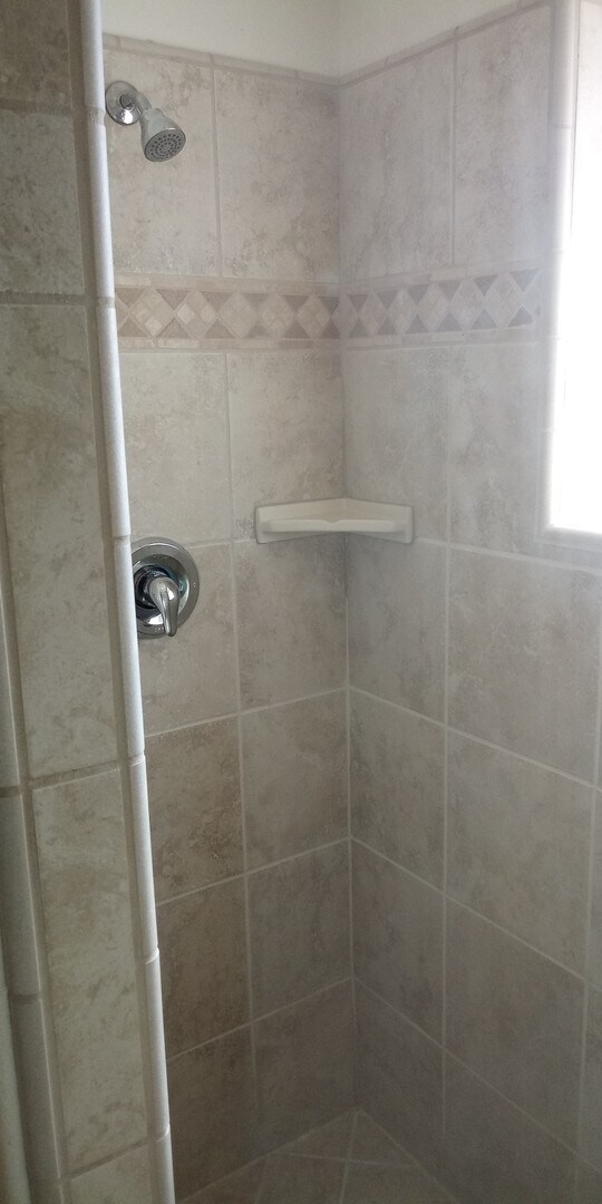 Building Photo - Beautiful 3 Bedroom Home