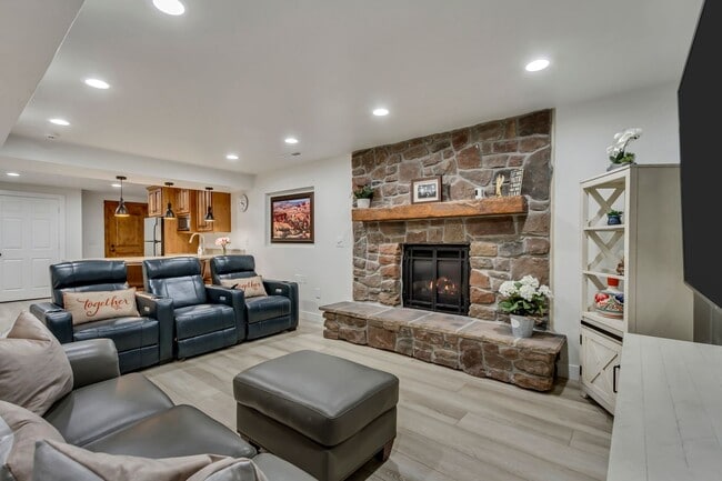 Building Photo - Beautiful 5-Bedroom Home in Sandy!