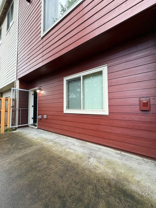 Building Photo - ~New home for the holidays? Move in now, and get December RENT FREE!~