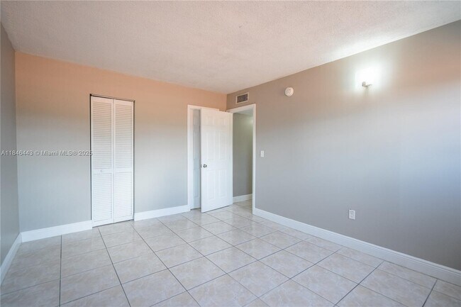 Building Photo - 2150 Bay Dr