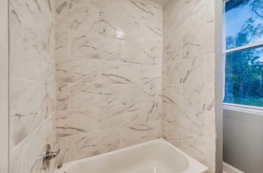 Bath tub - 2814 Montebello Ter