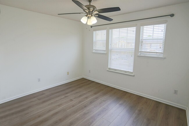 Building Photo - 104 Crete Ct