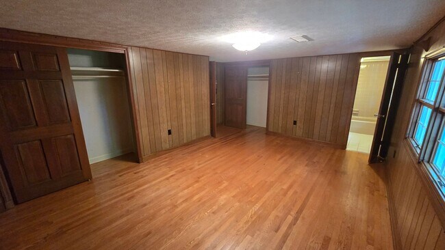 Building Photo - 4 Bed/2.5 Bath Brick Home - Kingsport TN
