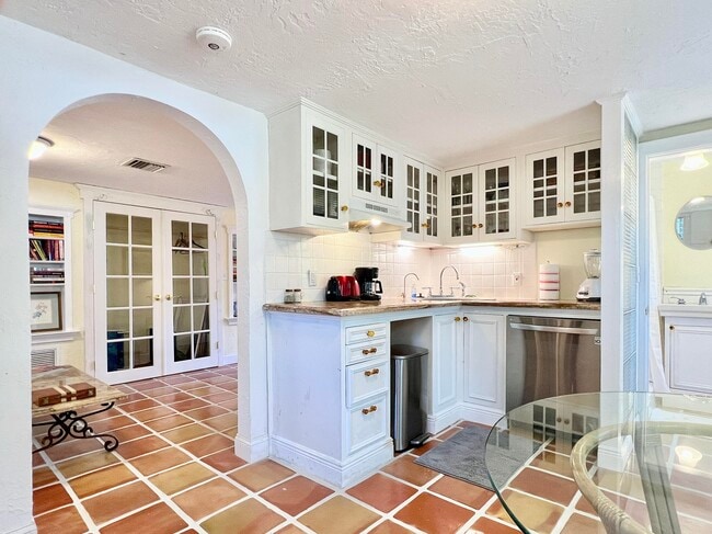 Building Photo - 336 Monroe Dr