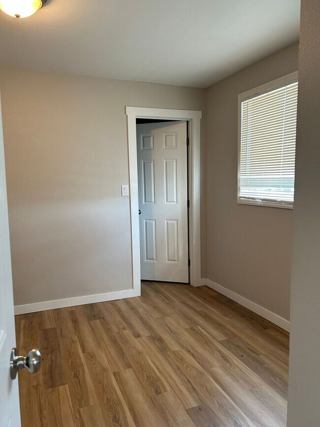Building Photo - Top Floor - Fully Remodeled 1 BD/ 1 BA!!