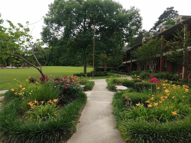 Building Photo - 200 Panorama Dr