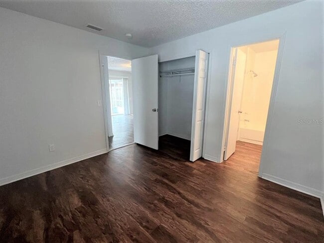 Building Photo - 3147 Bloomingdale Villas Ct