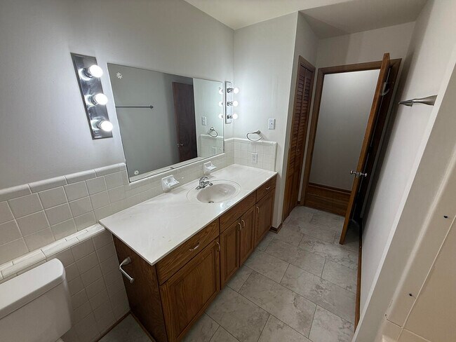 Building Photo - 2102 Woodlea Dr